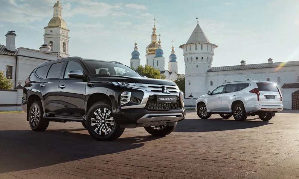 Фото Mitsubishi Pajero Sport — вид спереди, фото 9. Анфас: пропорции капота, посадка кузова и графика ходовых огней. Дневные ходовые огни включаются автоматически с запуском Mitsubishi Pajero Sport — вид спереди, фото 9