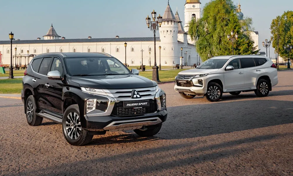 Фото Mitsubishi Pajero Sport — вид спереди, фото 10. Передок в чёрном исполнении — крупная светотехника и выразительный бампер Mitsubishi Pajero Sport — вид спереди, фото 10