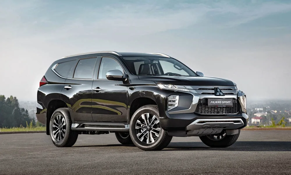 Фото Mitsubishi Pajero Sport — вид спереди, фото 11. Оптика, решётка и бампер — первое впечатление о модели. Рисунок ходовых огней — подпись модели, по нему её узнают в потоке Mitsubishi Pajero Sport — вид спереди, фото 11