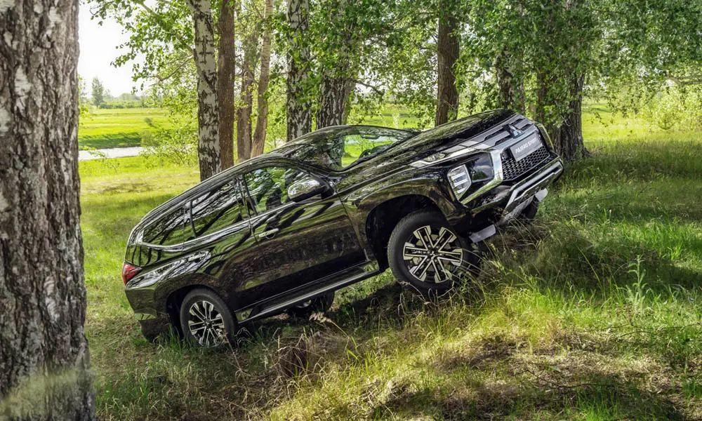 Фото Mitsubishi Pajero Sport — вид спереди, фото 12. Анфас: пропорции капота, посадка кузова и графика ходовых огней. Рисунок ходовых огней — подпись модели, по нему её узнают в потоке Mitsubishi Pajero Sport — вид спереди, фото 12