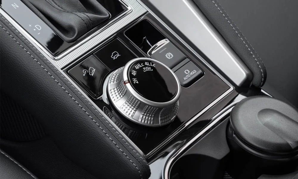 Фото Mitsubishi Pajero Sport — селектор коробки передач, фото 2. Селектор трансмиссии на центральной консоли. Режимы движения и электронный ручник собраны рядом с селектором Mitsubishi Pajero Sport — селектор коробки передач, фото 2