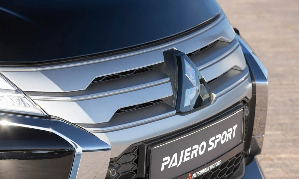 Фото Mitsubishi Pajero Sport — решётка радиатора. Фирменный рисунок облицовки — визитная карточка марки Mitsubishi Pajero Sport — решётка радиатора