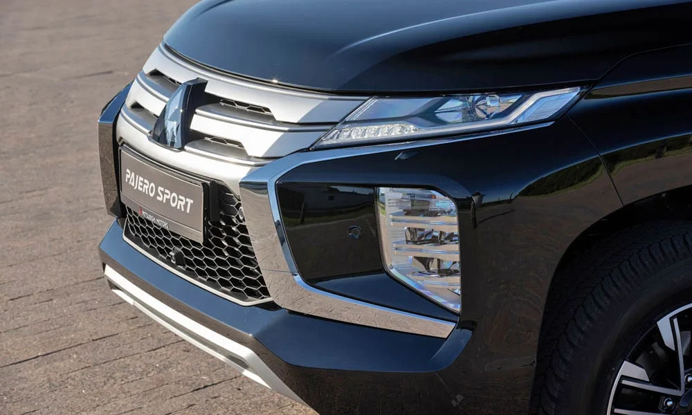 Фото Mitsubishi Pajero Sport — решётка радиатора, фото 2. Фирменный рисунок облицовки — визитная карточка марки Mitsubishi Pajero Sport — решётка радиатора, фото 2