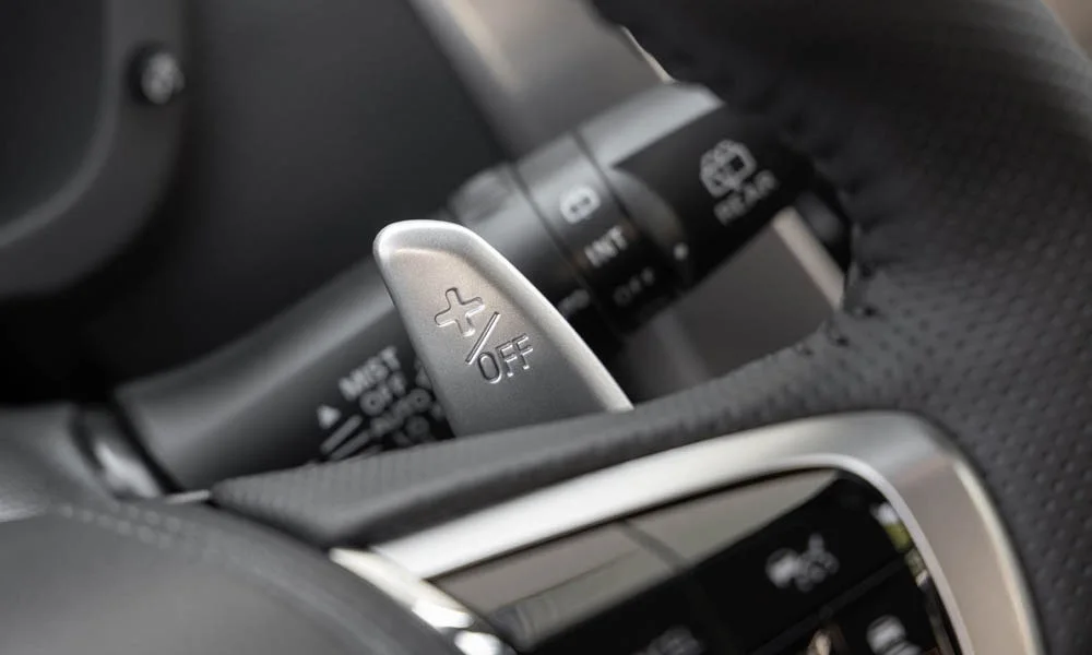 Фото Mitsubishi Pajero Sport — интерьер. Общий план салона: архитектура панели, консоль и кресла. Уровень отделки читается по стыкам панелей и мягким поверхностям в зонах касания Mitsubishi Pajero Sport — интерьер