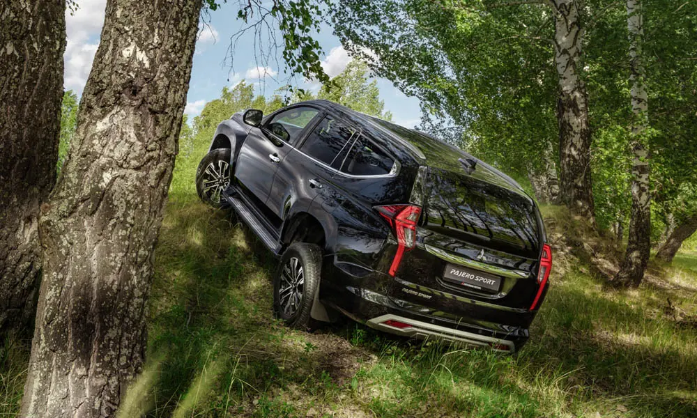 Фото Mitsubishi Pajero Sport — вид сзади, фото 4. Корма в чёрном цвете: графика фонарей и пластика пятой двери Mitsubishi Pajero Sport — вид сзади, фото 4
