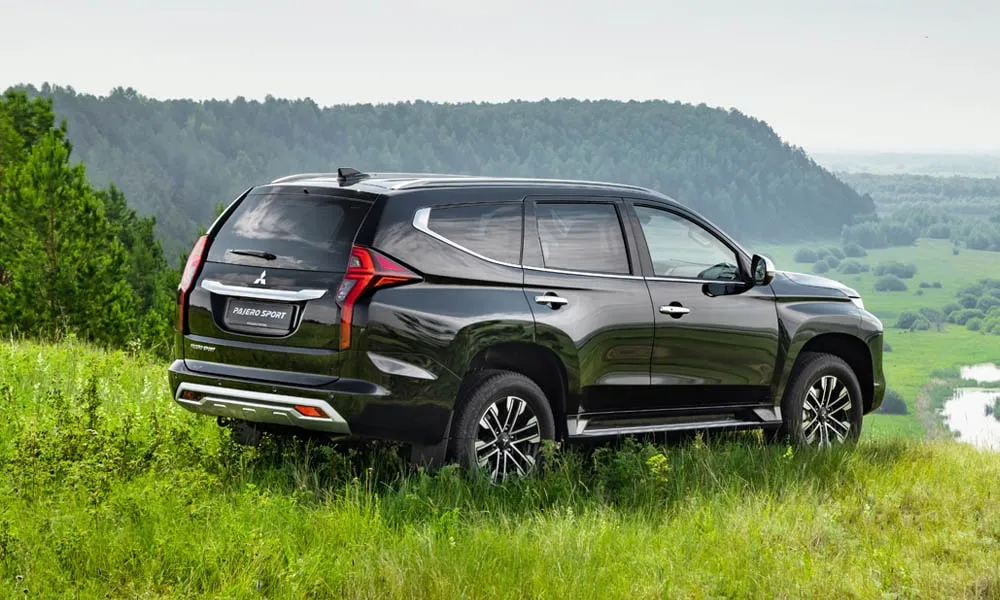 Фото Mitsubishi Pajero Sport — вид сзади, фото 5. Графика фонарей, бампер и оформление пятой двери. Насадки выхлопа или их имитация внизу бампера различают версии Mitsubishi Pajero Sport — вид сзади, фото 5