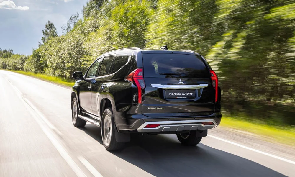 Фото Mitsubishi Pajero Sport — вид сзади, фото 6. Графика фонарей, бампер и оформление пятой двери. Светодиодная полоса или раздельные секции — задняя оптика стала главным украшением кормы Mitsubishi Pajero Sport — вид сзади, фото 6