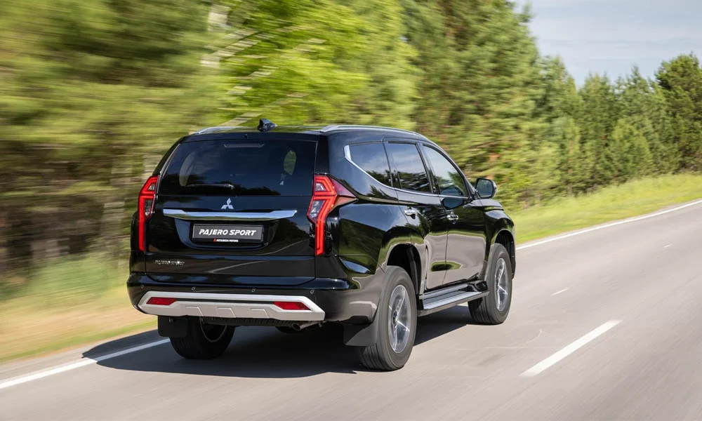 Фото Mitsubishi Pajero Sport — вид сзади, фото 7. Графика фонарей, бампер и оформление пятой двери. Насадки выхлопа или их имитация внизу бампера различают версии Mitsubishi Pajero Sport — вид сзади, фото 7