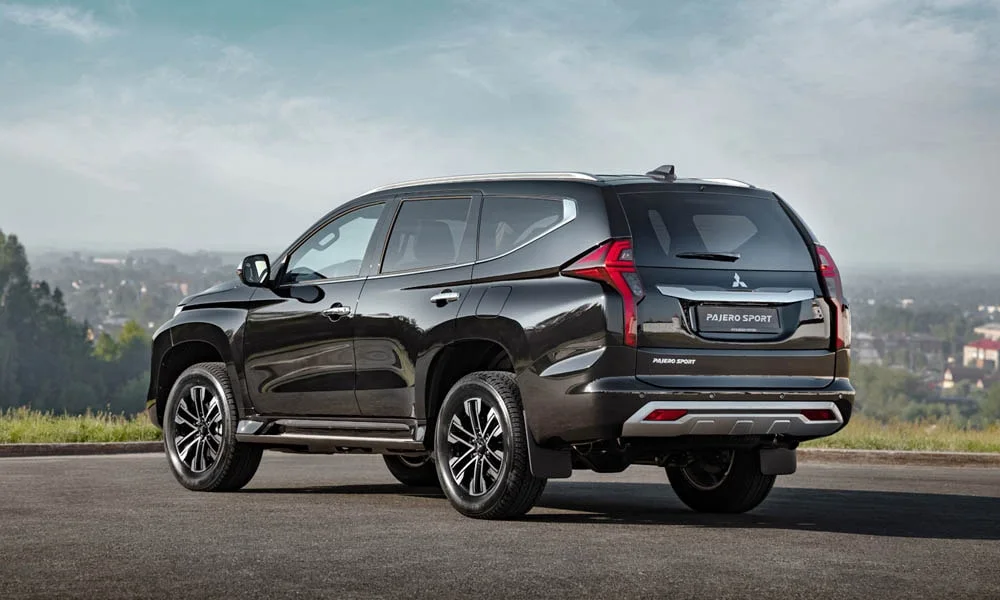Фото Mitsubishi Pajero Sport — вид сзади, фото 9. Корма в чёрном цвете: графика фонарей и пластика пятой двери. Светодиодная полоса или раздельные секции — задняя оптика стала главным украшением кормы Mitsubishi Pajero Sport — вид сзади, фото 9