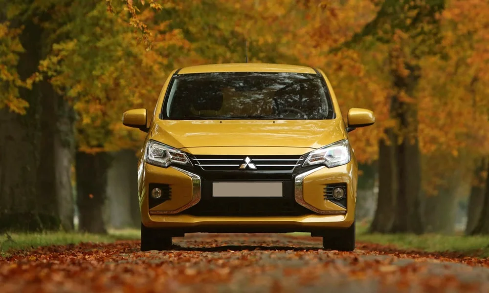 Фото Mitsubishi Space Star — вид спереди, фото 10. Оптика, решётка и бампер — первое впечатление о модели. Дневные ходовые огни включаются автоматически с запуском Mitsubishi Space Star — вид спереди, фото 10