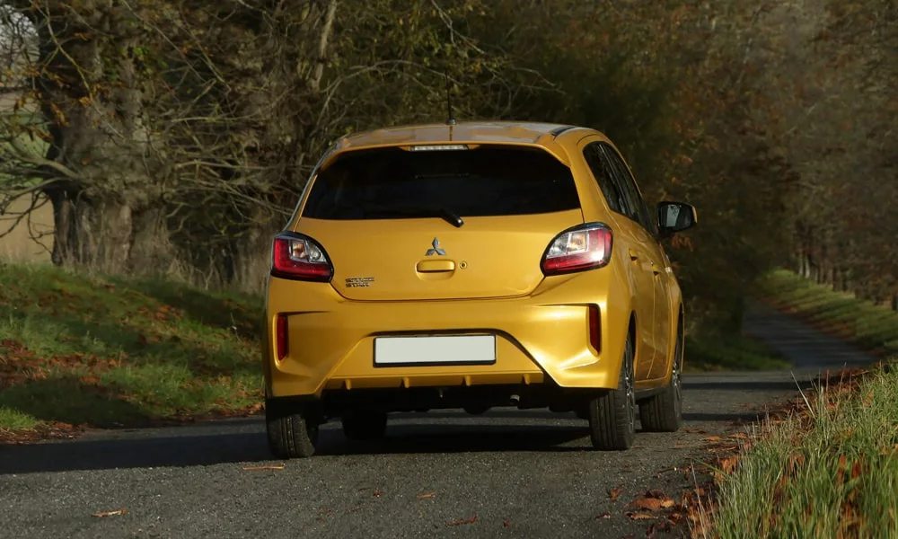 Фото Mitsubishi Space Star — вид сзади, фото 7. Графика фонарей, бампер и оформление пятой двери Mitsubishi Space Star — вид сзади, фото 7