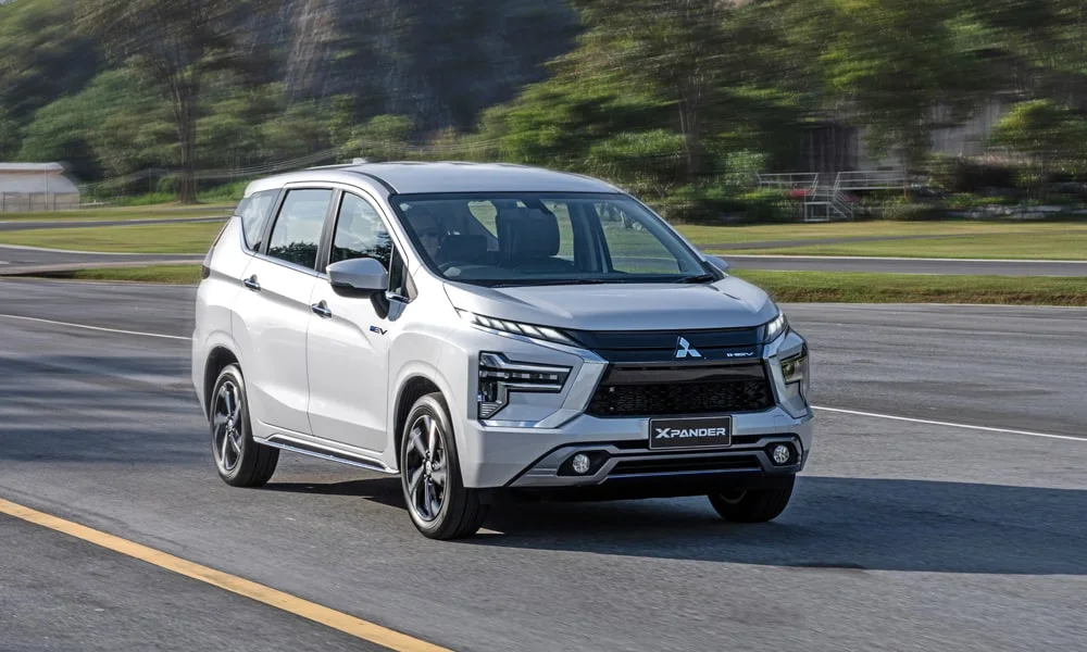 Фото Mitsubishi Xpander (2024) — вид спереди, фото 2. Анфас: пропорции капота, посадка кузова и графика ходовых огней. Дневные ходовые огни включаются автоматически с запуском Mitsubishi Xpander (2024) — вид спереди, фото 2