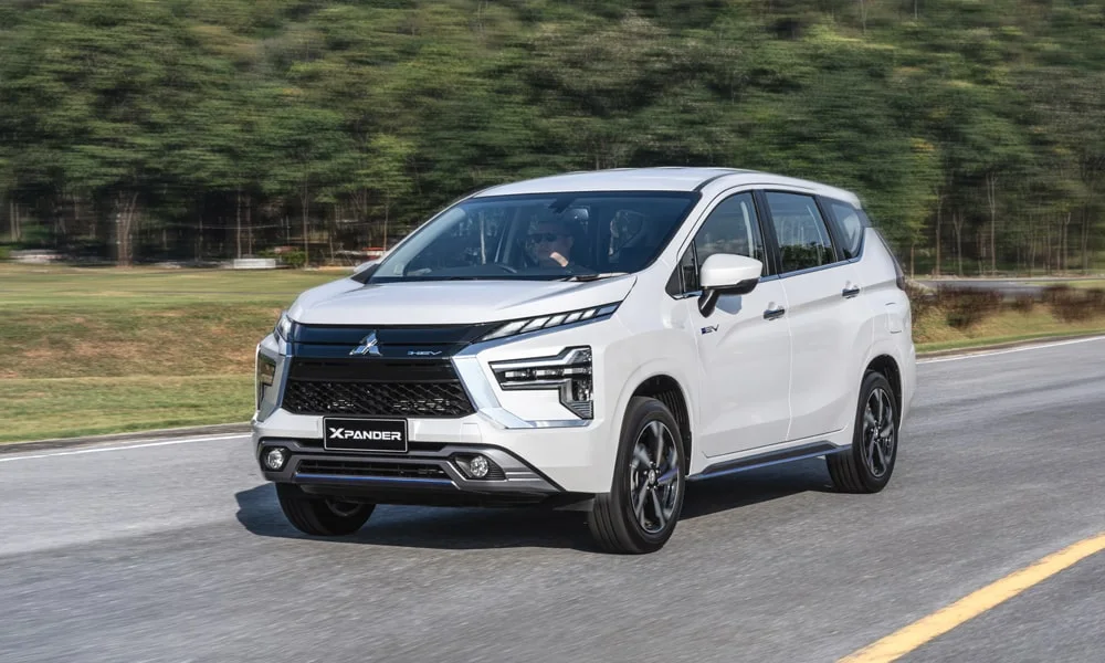Фото Mitsubishi Xpander (2024) — вид спереди, фото 3. Передок в белом исполнении — крупная светотехника и выразительный бампер. Рисунок ходовых огней — подпись модели, по нему её узнают в потоке Mitsubishi Xpander (2024) — вид спереди, фото 3