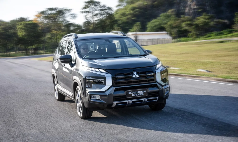Фото Mitsubishi Xpander (2024) — вид спереди, фото 5. Анфас: пропорции капота, посадка кузова и графика ходовых огней. Рисунок ходовых огней — подпись модели, по нему её узнают в потоке Mitsubishi Xpander (2024) — вид спереди, фото 5