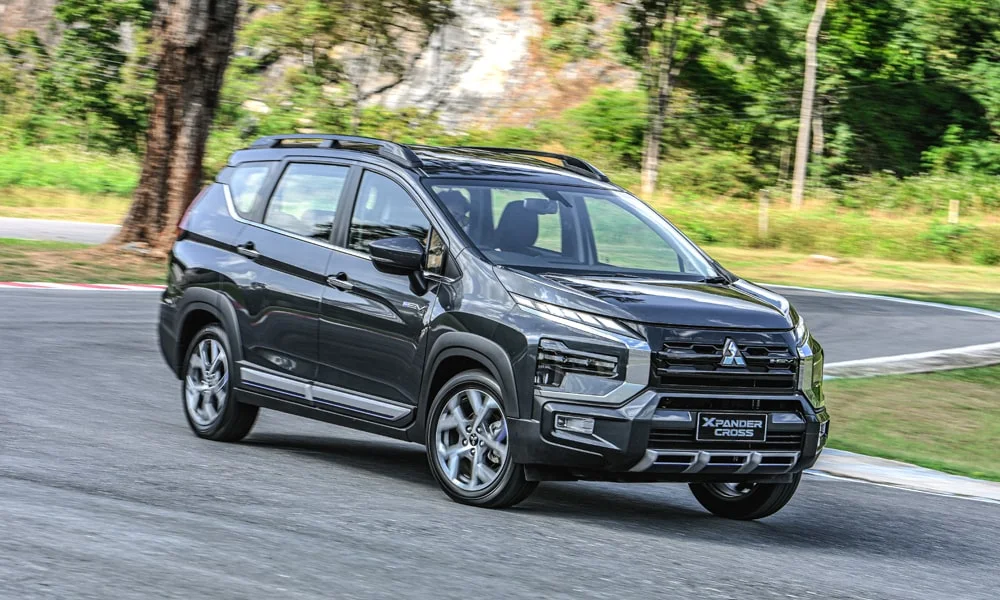 Фото Mitsubishi Xpander (2024) — вид спереди, фото 6. Анфас: пропорции капота, посадка кузова и графика ходовых огней Mitsubishi Xpander (2024) — вид спереди, фото 6