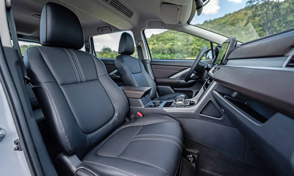 Фото Mitsubishi Xpander (2024) — передние сиденья. Профиль кресел: боковая поддержка и подголовники. Выраженная боковая поддержка держит в поворотах Mitsubishi Xpander (2024) — передние сиденья