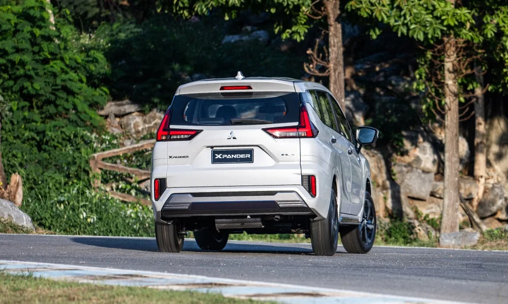 Фото Mitsubishi Xpander (2024) — вид сзади, фото 3. Линия крыши, стойки и задняя дверь в белом исполнении. Насадки выхлопа или их имитация внизу бампера различают версии Mitsubishi Xpander (2024) — вид сзади, фото 3