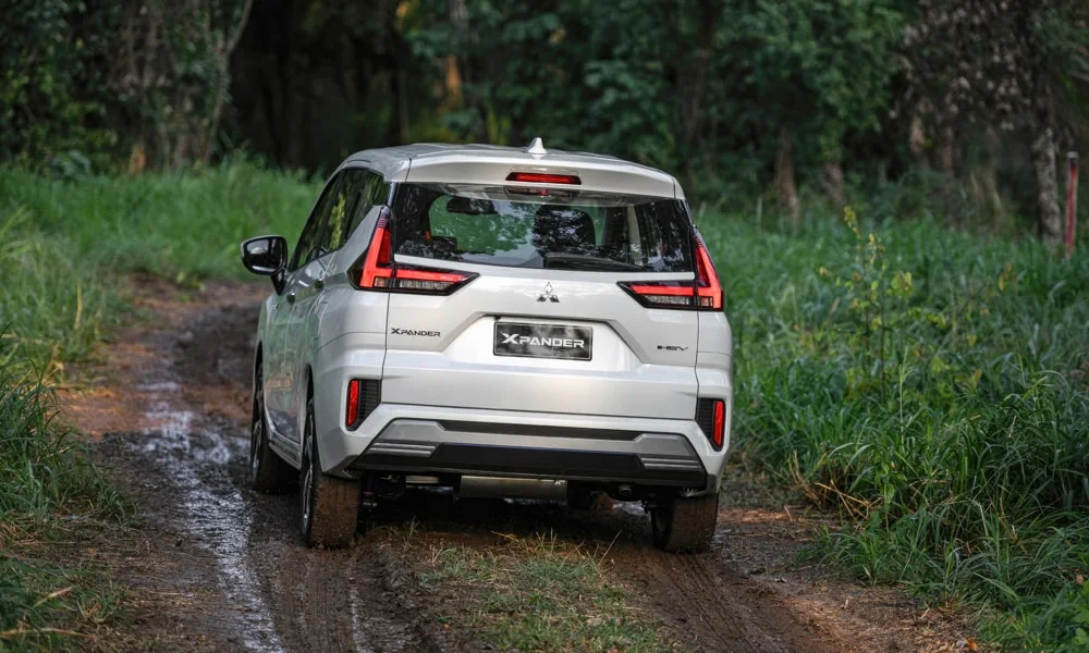 Фото Mitsubishi Xpander (2024) — вид сзади, фото 4. Графика фонарей, бампер и оформление пятой двери. Светодиодная полоса или раздельные секции — задняя оптика стала главным украшением кормы Mitsubishi Xpander (2024) — вид сзади, фото 4