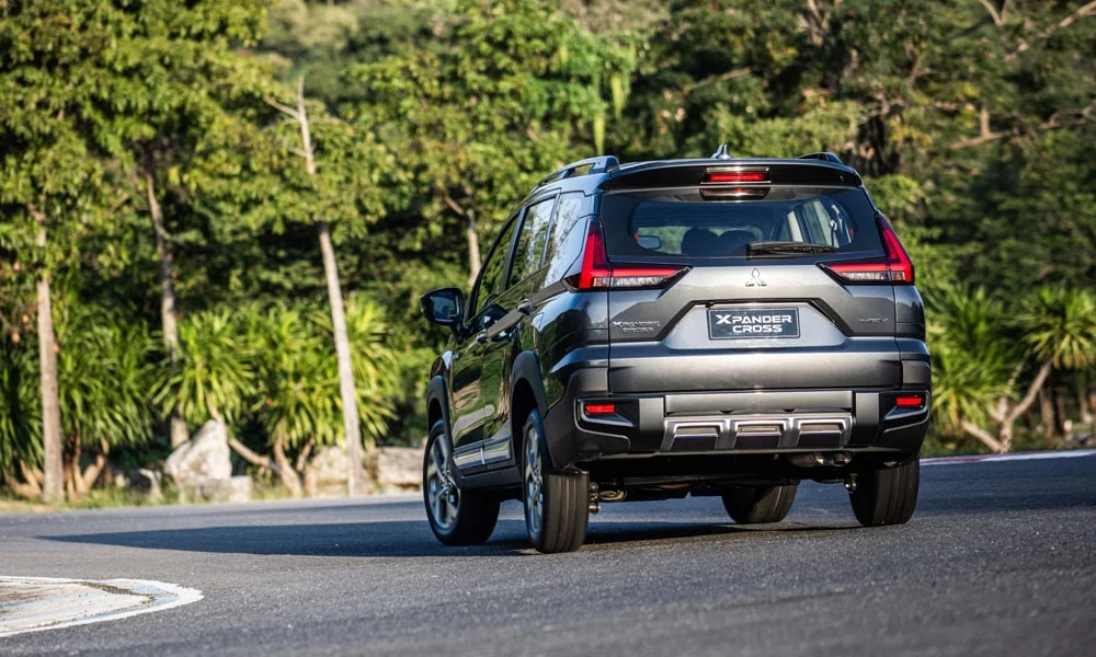 Фото Mitsubishi Xpander (2024) — вид сзади, фото 6. Графика фонарей, бампер и оформление пятой двери Mitsubishi Xpander (2024) — вид сзади, фото 6