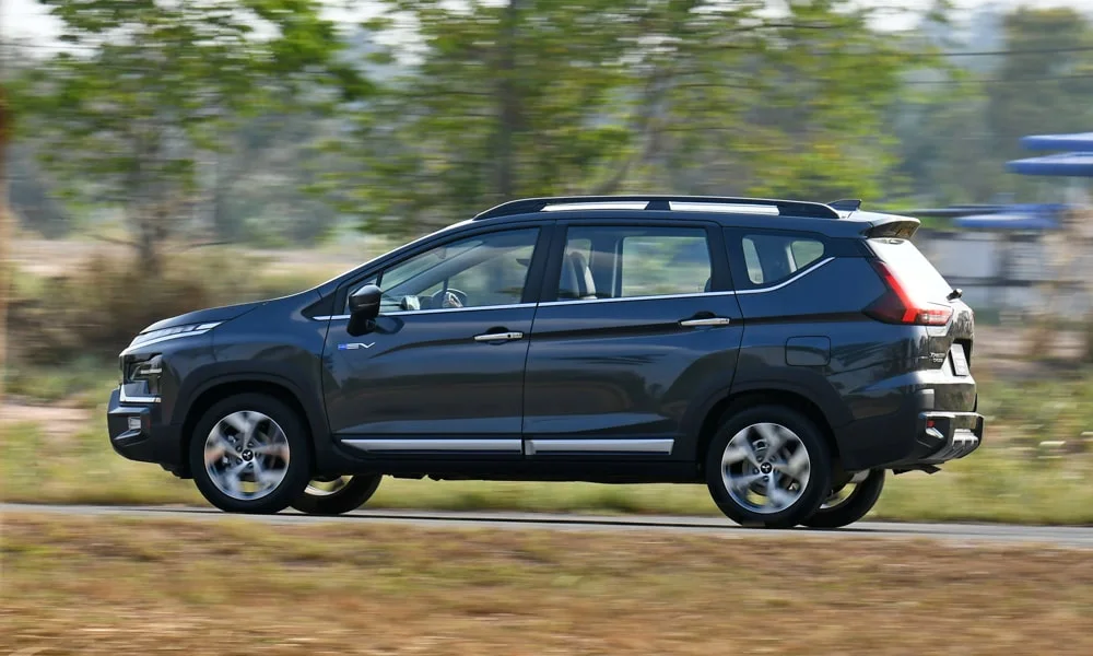 Фото Mitsubishi Xpander (2024) — вид сзади, фото 7. Графика фонарей, бампер и оформление пятой двери. Светодиодная полоса или раздельные секции — задняя оптика стала главным украшением кормы Mitsubishi Xpander (2024) — вид сзади, фото 7