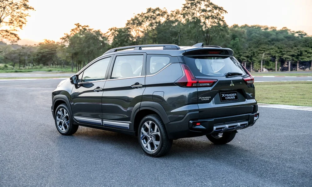 Фото Mitsubishi Xpander (2024) — вид сзади, фото 8. Корма в чёрном цвете: графика фонарей и пластика пятой двери. Светодиодная полоса или раздельные секции — задняя оптика стала главным украшением кормы Mitsubishi Xpander (2024) — вид сзади, фото 8