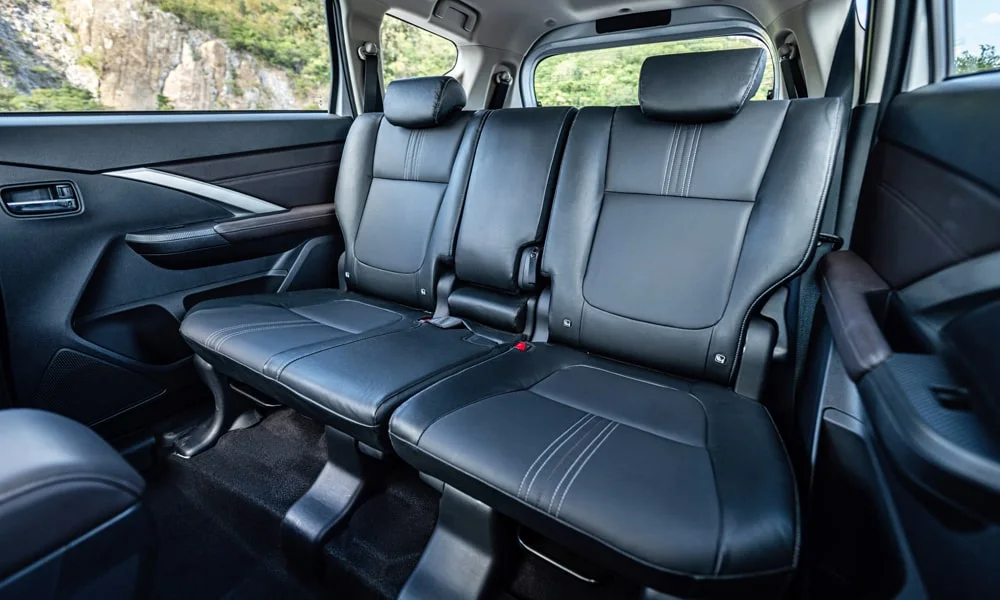 Фото Mitsubishi Xpander (2024) — задние сиденья, фото 2. Посадка второго ряда: подголовники и подлокотник Mitsubishi Xpander (2024) — задние сиденья, фото 2