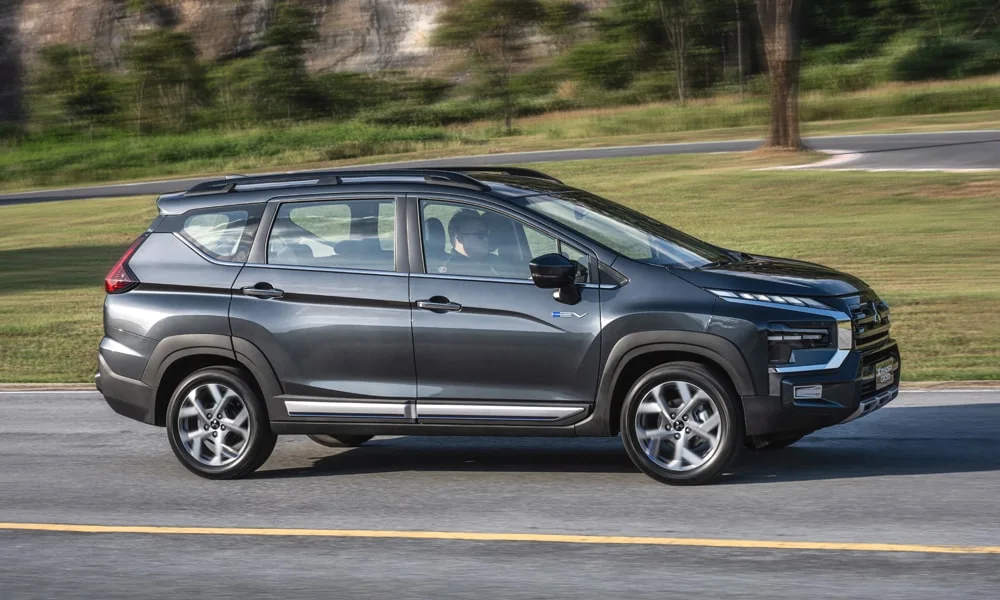 Фото Mitsubishi Xpander (2024) — вид сбоку, фото 3. Сбоку читаются линия остекления и характер выштамповок на сером кузове Mitsubishi Xpander (2024) — вид сбоку, фото 3