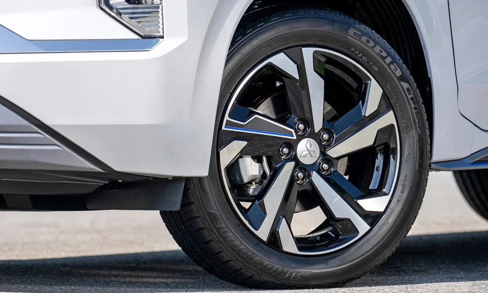Фото Mitsubishi Xpander (2024) — колесо и диск. Дизайн спиц и профиль резины крупным планом. Индекс скорости и нагрузки читается на боковине шины Mitsubishi Xpander (2024) — колесо и диск
