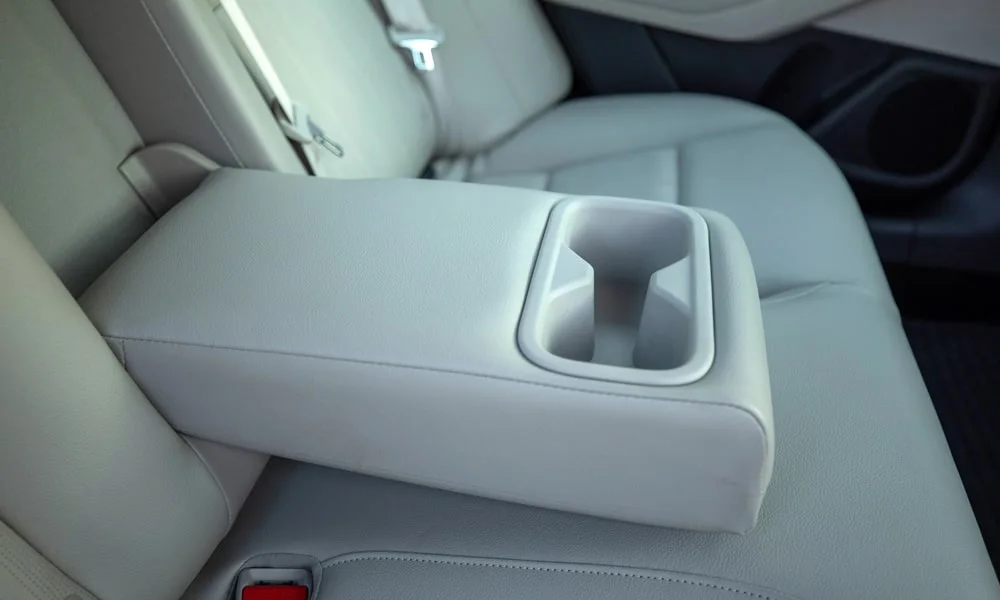 Фото Nissan Altima (2024) — центральный подлокотник. Подлокотник консоли: зона отдыха правой руки и крышка бокса Nissan Altima (2024) — центральный подлокотник