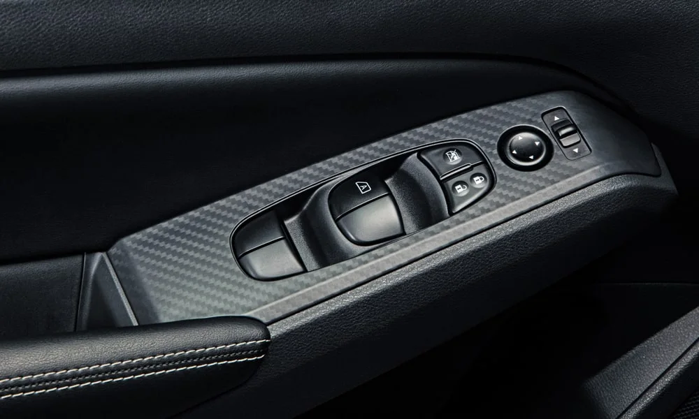 Фото Nissan Altima (2024) — кнопки управления. Блок клавиш управления крупным планом. Физические клавиши быстрее сенсорных меню — важно в движении Nissan Altima (2024) — кнопки управления