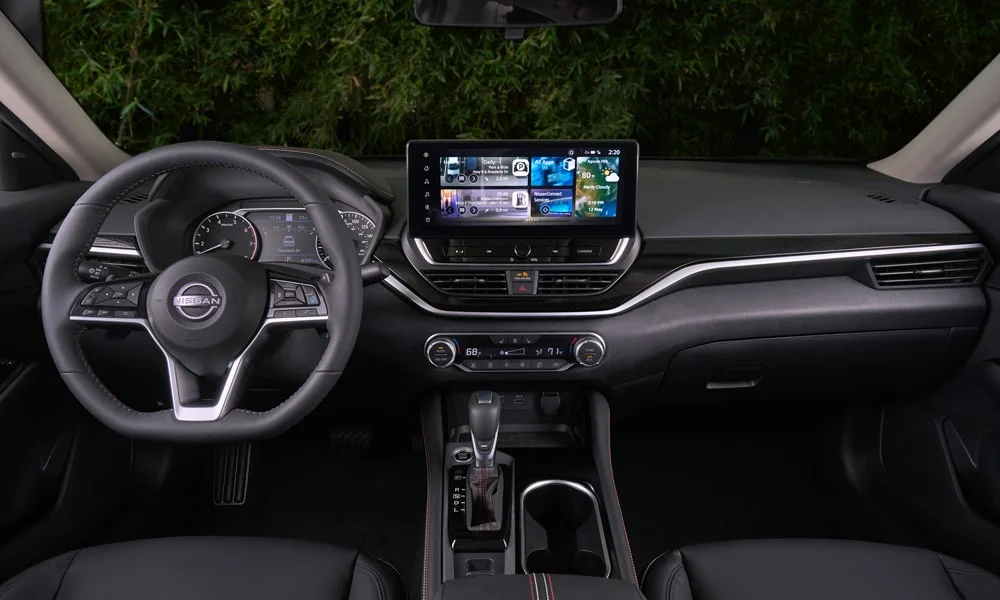 Фото Nissan Altima (2024) — передняя панель. Компоновка экранов, дефлекторов и консоли. Мягкие материалы верхнего яруса и вставки задают уровень интерьера Nissan Altima (2024) — передняя панель