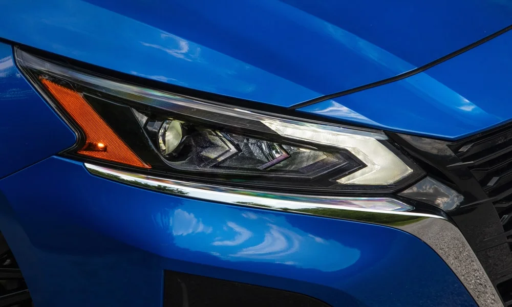 Фото Nissan Altima (2024) — вид спереди, фото 4. Передок в синем исполнении — крупная светотехника и выразительный бампер. Дневные ходовые огни включаются автоматически с запуском Nissan Altima (2024) — вид спереди, фото 4