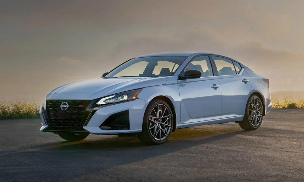 Фото Nissan Altima (2024) — вид спереди, фото 6. Анфас: пропорции капота, посадка кузова и графика ходовых огней. Дневные ходовые огни включаются автоматически с запуском Nissan Altima (2024) — вид спереди, фото 6