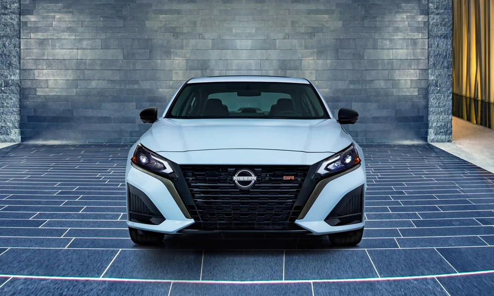 Фото Nissan Altima (2024) — вид спереди, фото 9. Анфас: пропорции капота, посадка кузова и графика ходовых огней. Рисунок ходовых огней — подпись модели, по нему её узнают в потоке Nissan Altima (2024) — вид спереди, фото 9