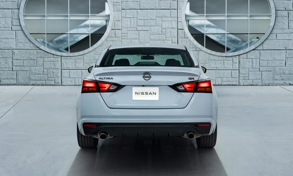 Фото Nissan Altima (2024) — вид сзади, фото 9. Линия крыши, стойки и задняя дверь в сером исполнении Nissan Altima (2024) — вид сзади, фото 9