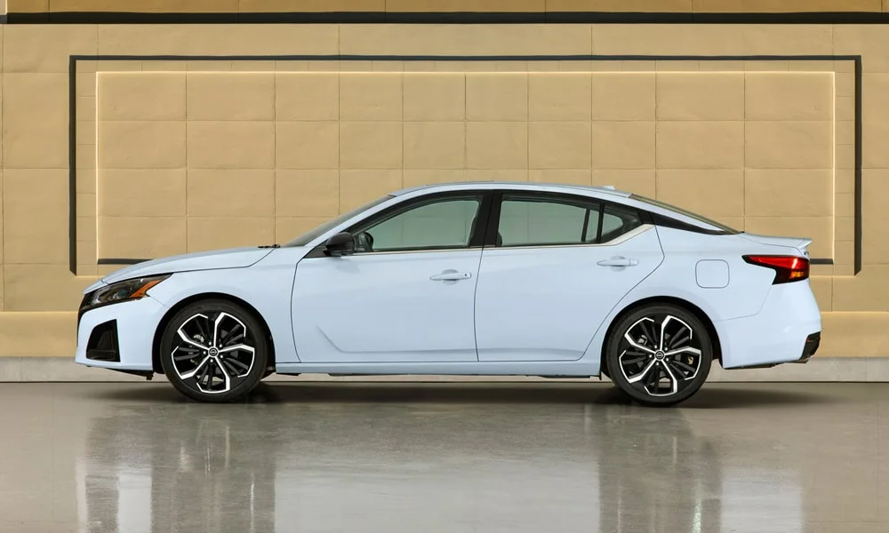 Фото Nissan Altima (2024) — вид сбоку, фото 2. Профиль кузова: колёсная база, свесы и линия остекления. Хромированные или чёрные молдинги окон отличают комплектации Nissan Altima (2024) — вид сбоку, фото 2