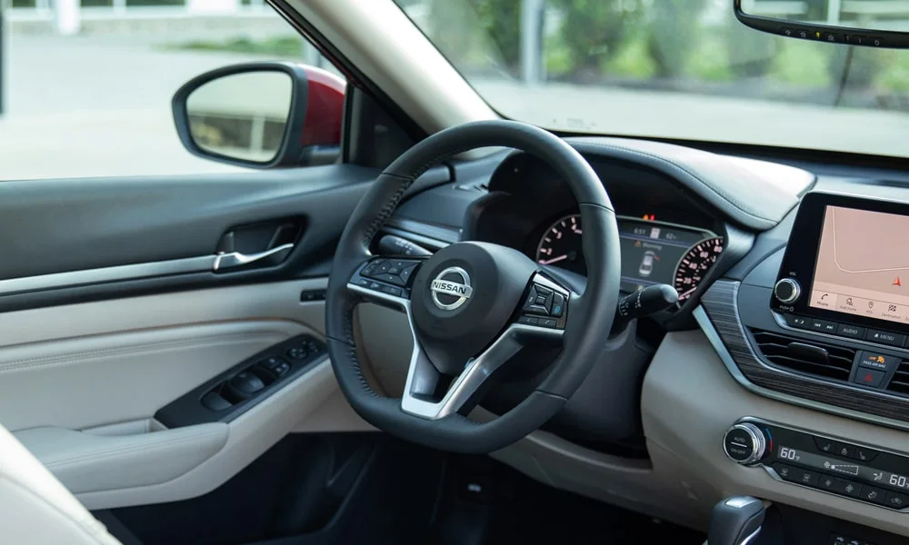 Фото Nissan Altima (2024) — руль. Обшивка обода и компоновка спиц крупным планом. Обогрев обода — опция, которую оценят зимой Nissan Altima (2024) — руль