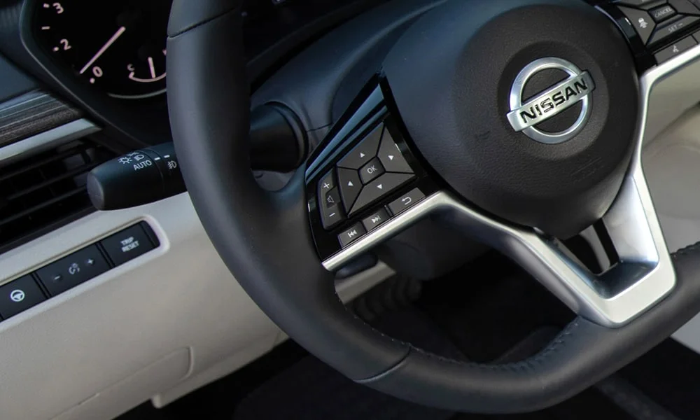 Фото Nissan Altima (2024) — руль, фото 2. Обшивка обода и компоновка спиц крупным планом Nissan Altima (2024) — руль, фото 2