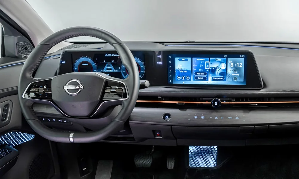 Фото Nissan Ariya (2024) — передняя панель. Компоновка экранов, дефлекторов и консоли. Мягкие материалы верхнего яруса и вставки задают уровень интерьера Nissan Ariya (2024) — передняя панель