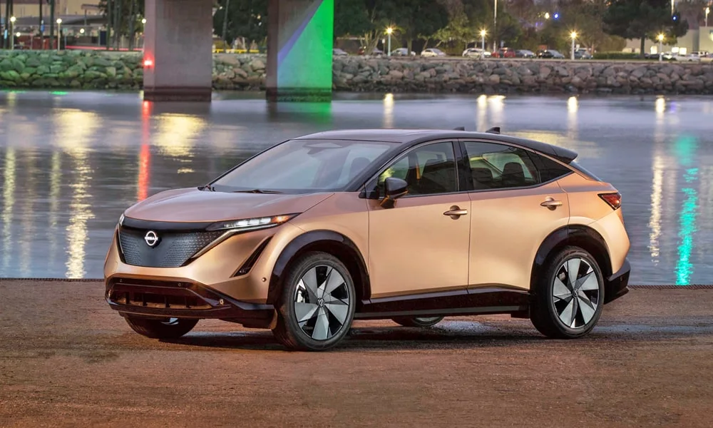 Фото Nissan Ariya (2024) — вид спереди, фото 5. Анфас: пропорции капота, посадка кузова и графика ходовых огней. Дневные ходовые огни включаются автоматически с запуском Nissan Ariya (2024) — вид спереди, фото 5