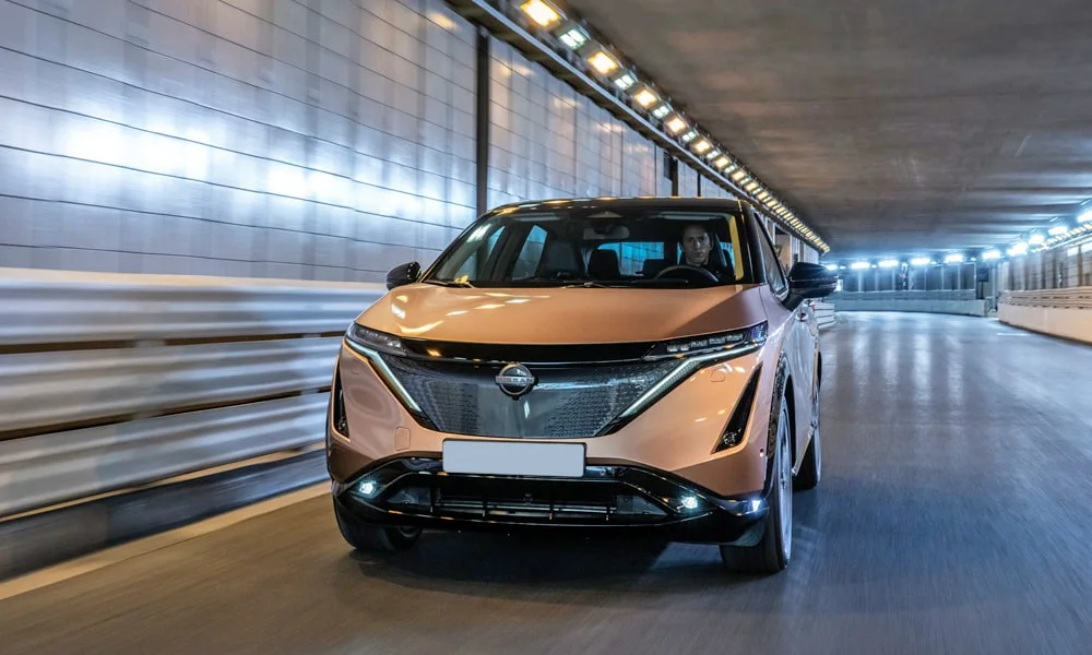 Фото Nissan Ariya (2024) — вид спереди, фото 8. Оптика, решётка и бампер — первое впечатление о модели. Дневные ходовые огни включаются автоматически с запуском Nissan Ariya (2024) — вид спереди, фото 8