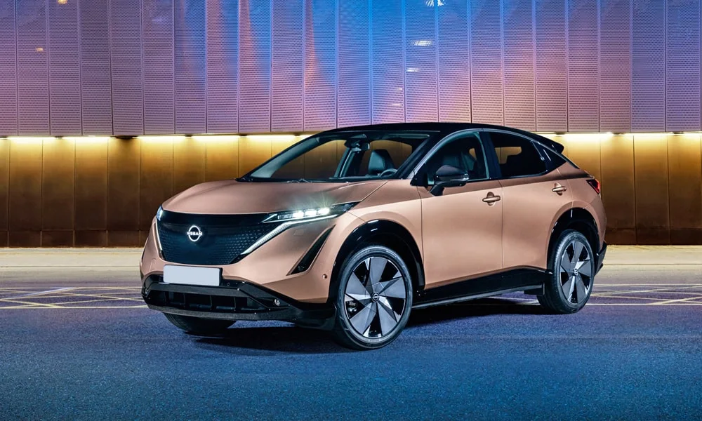 Фото Nissan Ariya (2024) — вид спереди, фото 10. Анфас: пропорции капота, посадка кузова и графика ходовых огней. Дневные ходовые огни включаются автоматически с запуском Nissan Ariya (2024) — вид спереди, фото 10