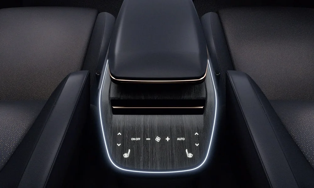 Фото Nissan Ariya (2024) — интерьер, фото 3. Общий план салона: архитектура панели, консоль и кресла. Светлая гамма зрительно расширяет салон, тёмная — практичнее в уходе Nissan Ariya (2024) — интерьер, фото 3