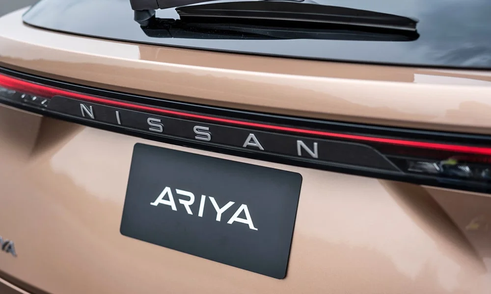 Фото Nissan Ariya (2024) — крыша, фото 2. Крыша сверху: остекление, рейлинги и антенна-плавник Nissan Ariya (2024) — крыша, фото 2