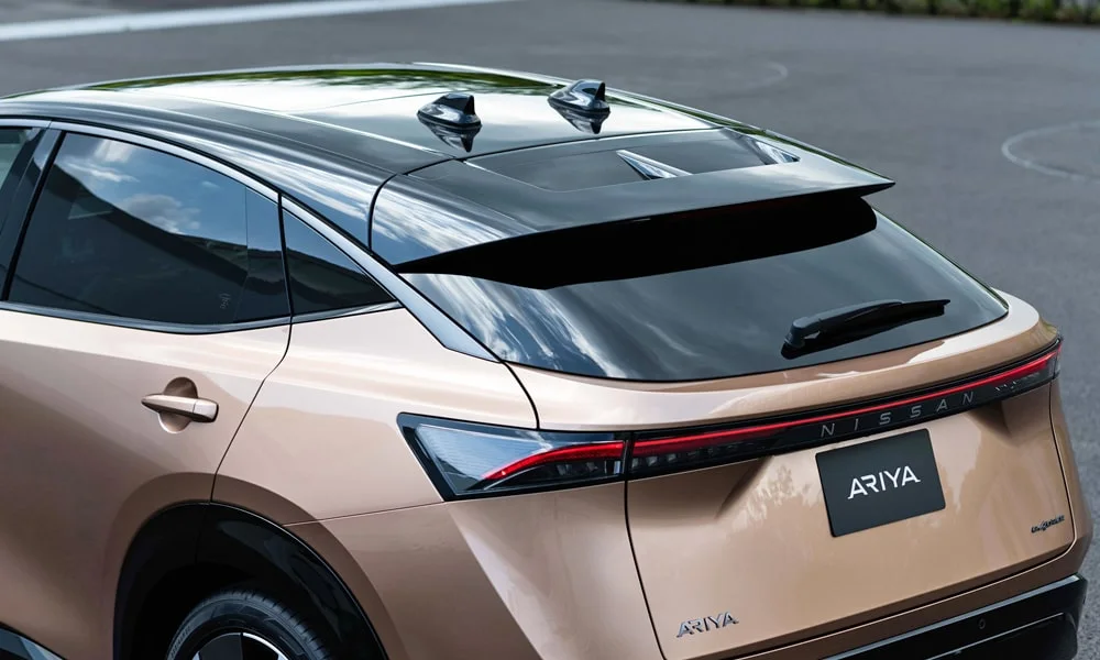 Фото Nissan Ariya (2024) — крыша, фото 4. Линия крыши и панорамное остекление с высоты. Рейлинги рассчитаны на поперечины для бокса или велокреплений Nissan Ariya (2024) — крыша, фото 4