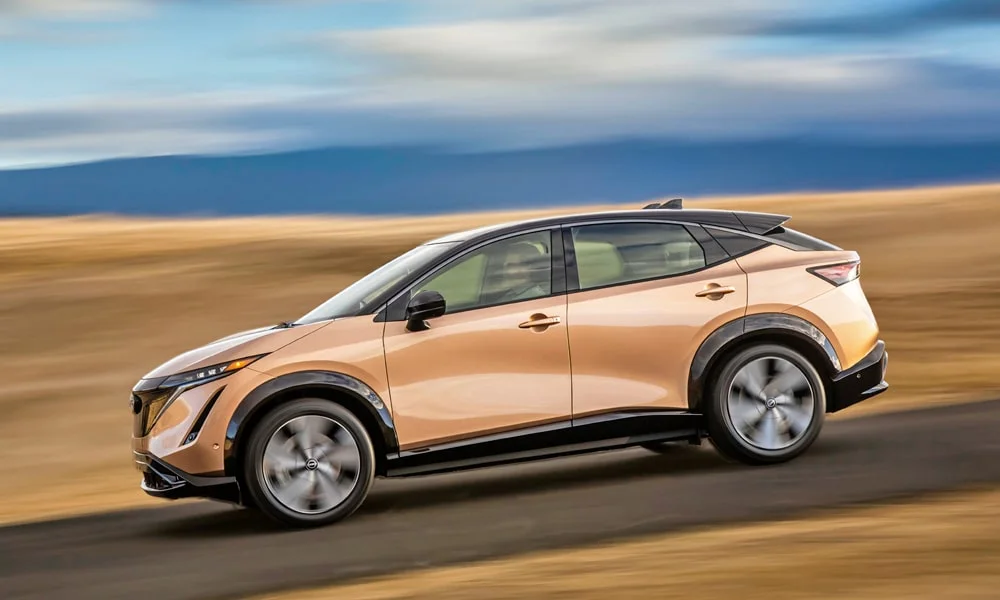 Фото Nissan Ariya (2024) — вид сбоку. Профиль кузова: колёсная база, свесы и линия остекления Nissan Ariya (2024) — вид сбоку