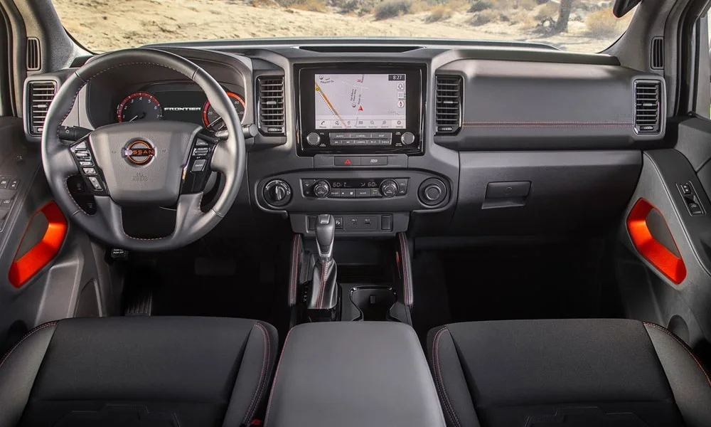 Фото Nissan Frontier (2024) — передняя панель. Компоновка экранов, дефлекторов и консоли. Мягкие материалы верхнего яруса и вставки задают уровень интерьера Nissan Frontier (2024) — передняя панель