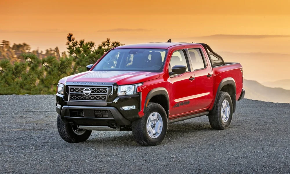 Фото Nissan Frontier (2024) — вид спереди, фото 6. Красный кузов, строгая симметрия оптики — базовый ракурс знакомства с дизайном. Дневные ходовые огни включаются автоматически с запуском Nissan Frontier (2024) — вид спереди, фото 6