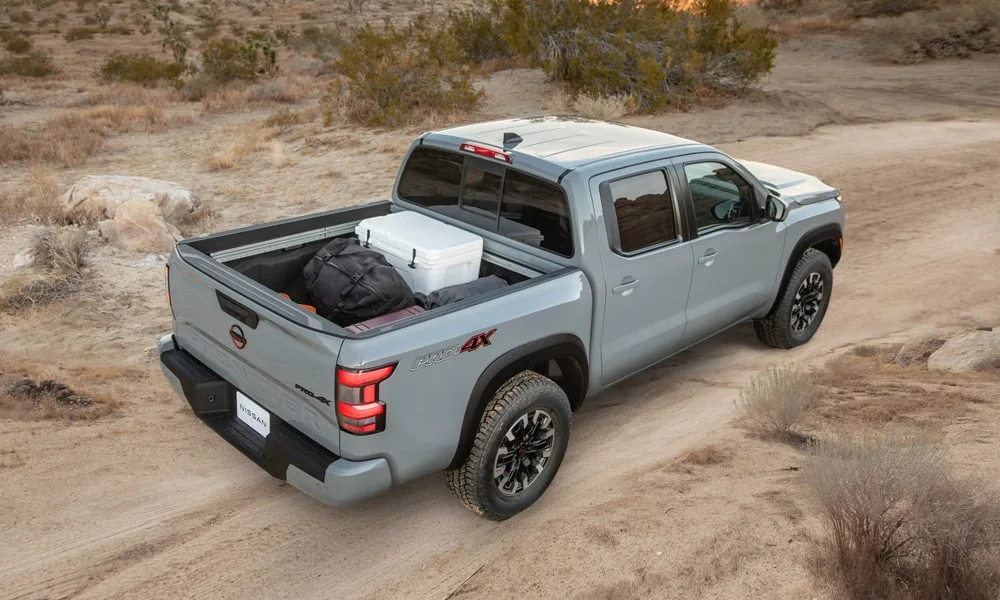 Фото Nissan Frontier (2024) — вид сзади, фото 3. Серый кузов сзади — фонари и бампер определяют ночной образ модели. Светодиодная полоса или раздельные секции — задняя оптика стала главным украшением кормы Nissan Frontier (2024) — вид сзади, фото 3