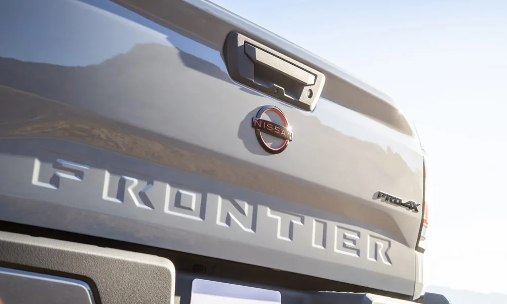Фото Nissan Frontier (2024) — вид сзади, фото 4. Графика фонарей, бампер и оформление пятой двери. Насадки выхлопа или их имитация внизу бампера различают версии Nissan Frontier (2024) — вид сзади, фото 4